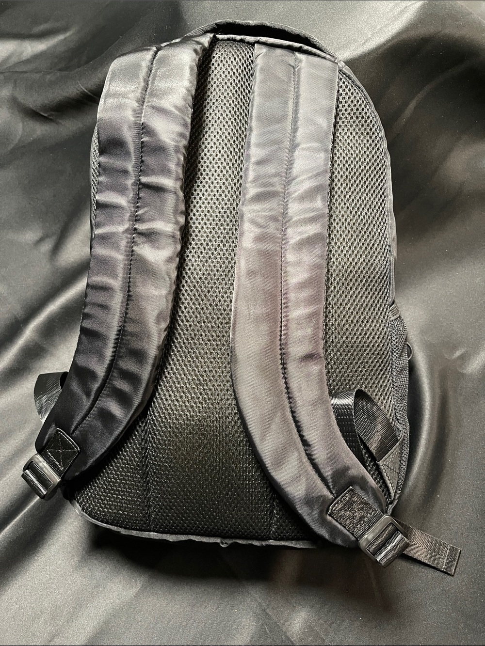Bearpaw Women’s Bungee Cord Backpack NWOT - Picture 4 of 7